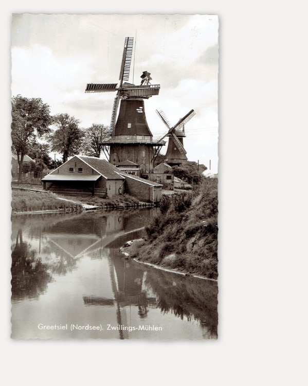 Zwillingsmühlen, Greetsiel (Postkarte, ca. 1965)