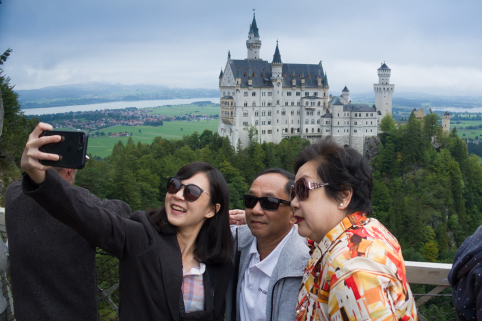 Familie macht Selfie auf der Marienbrücke vor Schloss Neuschwanstein